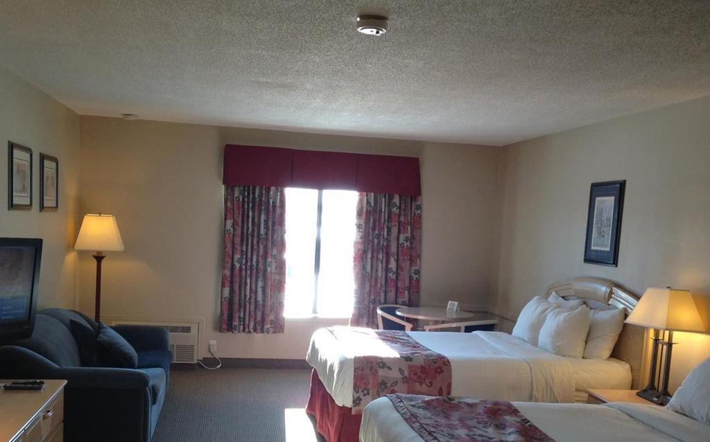 Petawawa River Inn&Suites Bagian luar foto